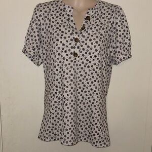 Lake Flower Elegant Black and White Floral Button-Down Shirt size Medium.